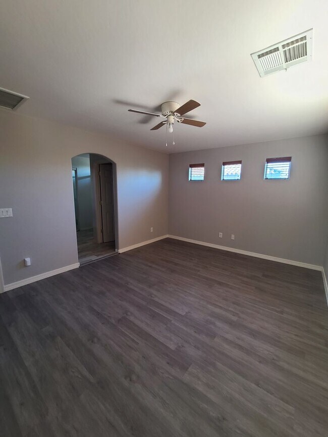 Building Photo - 5 Bedroom, 3 Bath Home in Secluded Neighbo...