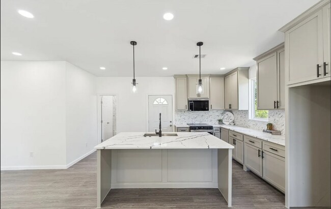 Building Photo - 3 Bed | 2 Bath in North Tulsa!