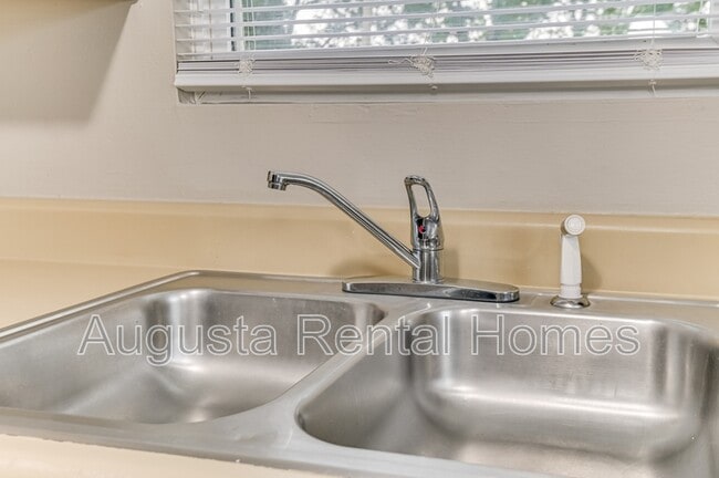 Building Photo - 325B Verdery Dr