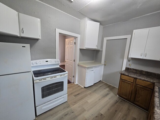 Building Photo - 833 Dawson St