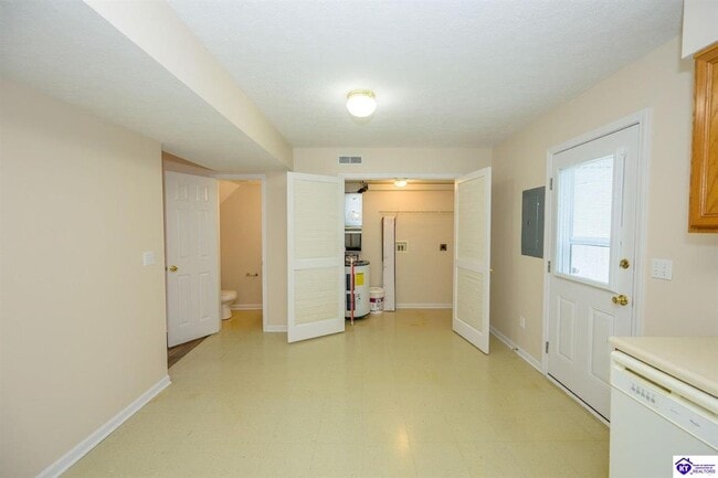 Building Photo - 128 Skyline Dr