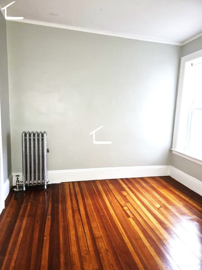 Building Photo - No Brokers Fee, Washington Sq. Area, Heat, Hot Water Included, Lage Bedrooms, Eat-in Kitchen, Lau...