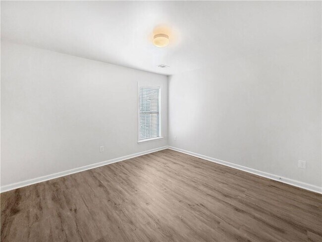 Building Photo - 2425 Fairlie Dr