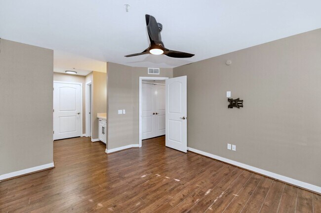 Building Photo - 2025 E Campbell Ave