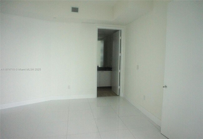 Building Photo - 15811 Collins Ave