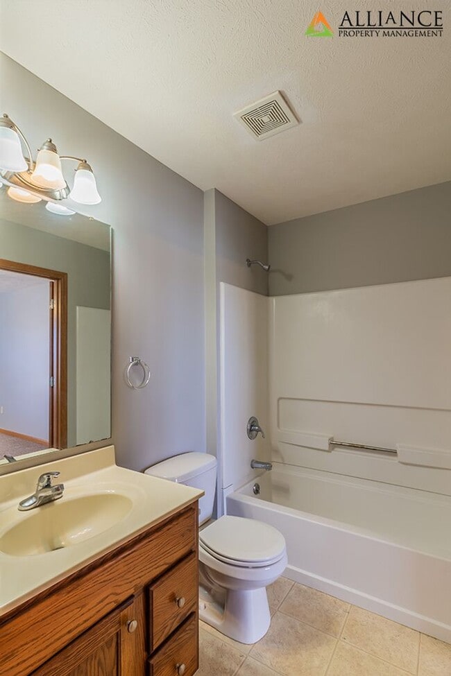 Building Photo - Large Duplex!