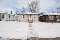 Building Photo - Cute house, great location, move in and make it your home!