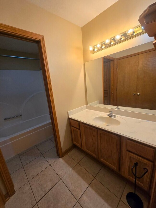 Building Photo - For Rent: Spacious 3 Bed, 2.5 Bath Townhome in Pineville!
