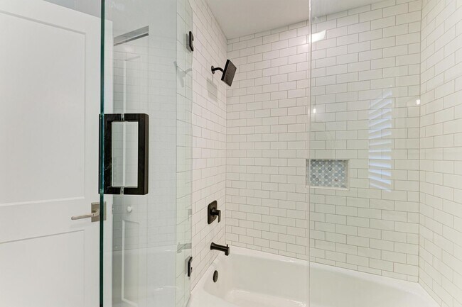 Building Photo - Furnished/Unfurnished ** Annual Rental ** Available 5/1/26 ** 4 Bed/2 Bath Single Family Home ** ...