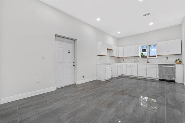 Building Photo - 5250 SW 18th St