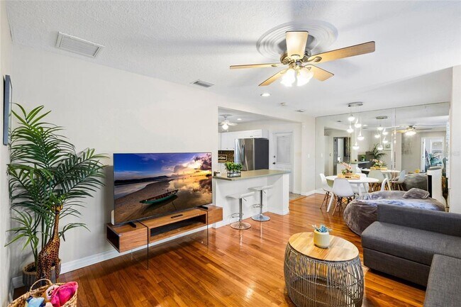 Building Photo - 304 N Matanzas Ave