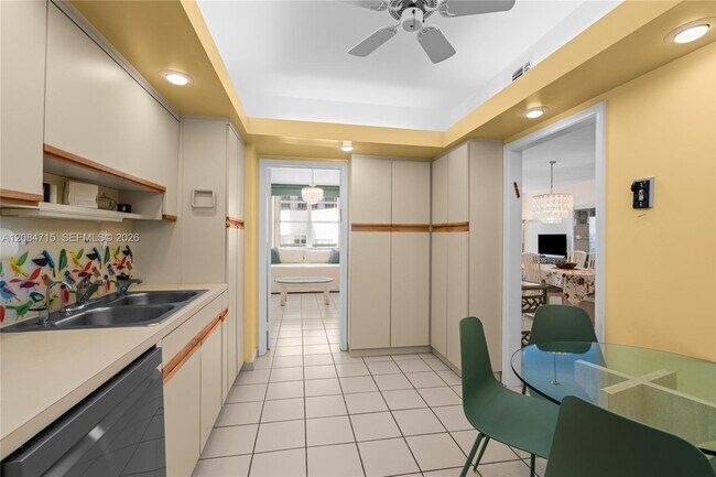 Building Photo - 5001 Collins Ave