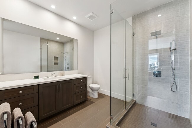 Building Photo - 3450 Ridgeway Dr