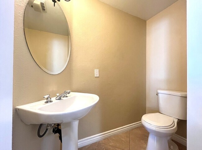 Building Photo - 3 bed, 3 bath located in Ontario, CA!