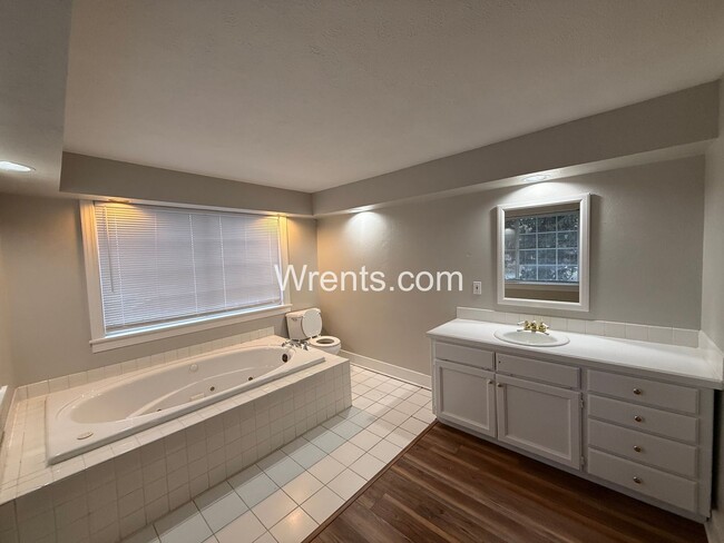 Building Photo - Beautiful 3 bed 2 bath updated home! Half off first months rent!