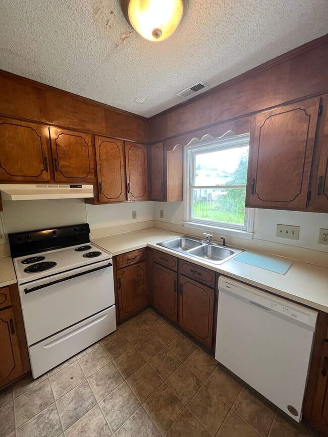 Building Photo - Two Bedroom Duplex (WINGATE)
