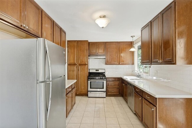 Building Photo - 1405 Broadmoor Dr