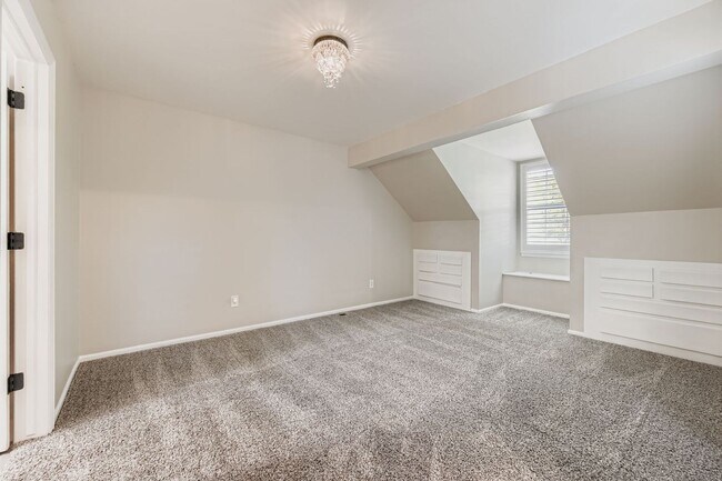 Building Photo - Stylish Townhome with Loft, Fireplace & Ga...