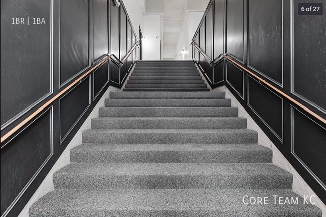 Building Photo - 320 W 7th St