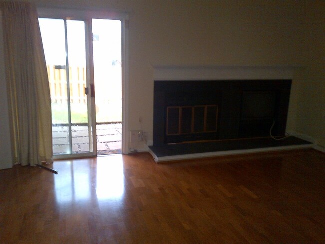 Building Photo - 725 Twin Holly Ln