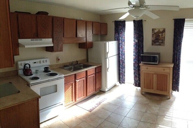Primary Photo - Spacious 2 Bedroom Townhouse For Rent (Pal...
