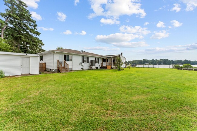 Building Photo - Perfect waterfront retreat in Norfolk