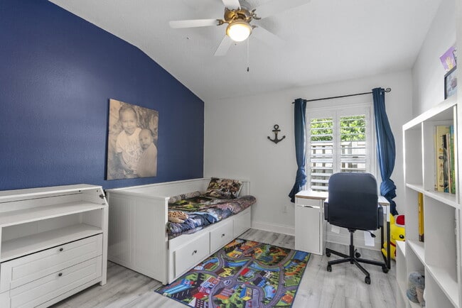 Building Photo - Beautiful 4-Bedroom Pool Home in the Heart of Westchase
