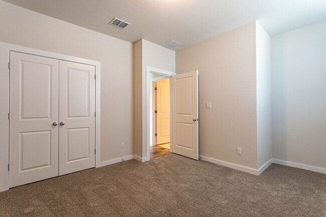 Building Photo - Beautiful 3 Bedroom, 3 Bathroom Home in Ro...