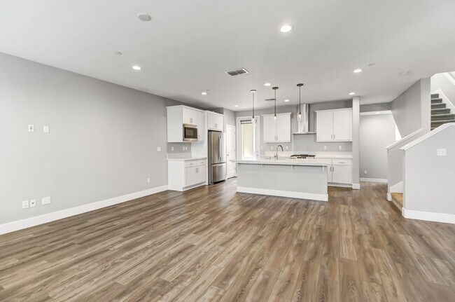 Building Photo - Move-In Special! Beautiful Alkali Flat Ren...