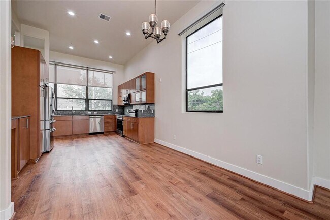 Building Photo - 2301 Camden Dr