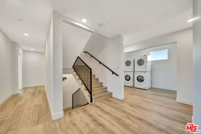 Building Photo - 1584 W 37th St