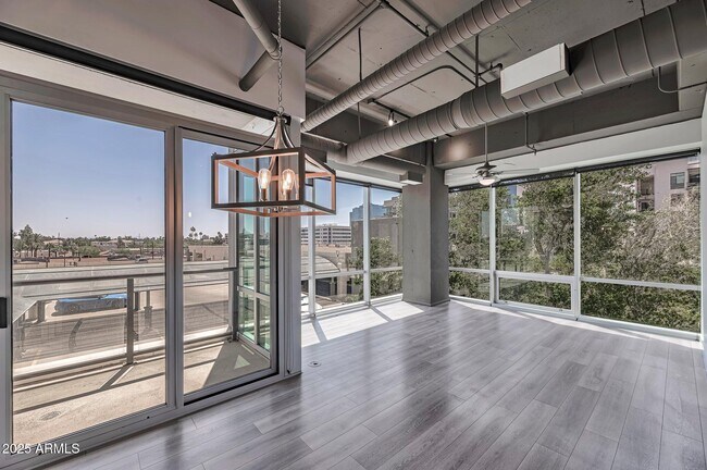 Primary Photo - 1 E Lexington Ave