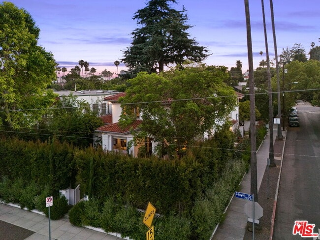 Building Photo - 2027 Canyon Dr