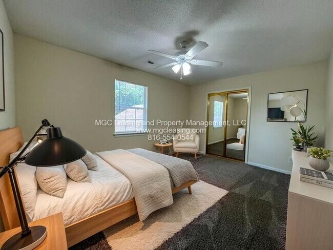 Building Photo - Charming Updated Living Near Historic Downtown Lee’s Summit!