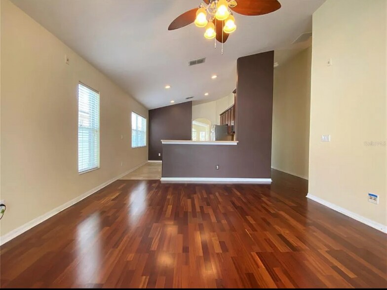 Building Photo - 10033 Silmarien St