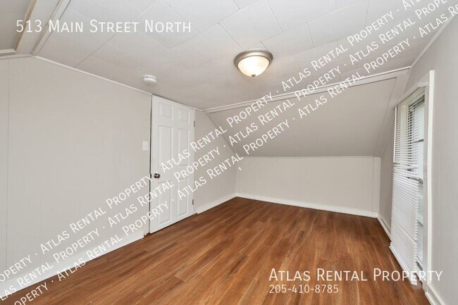 Building Photo - 513 Main St N