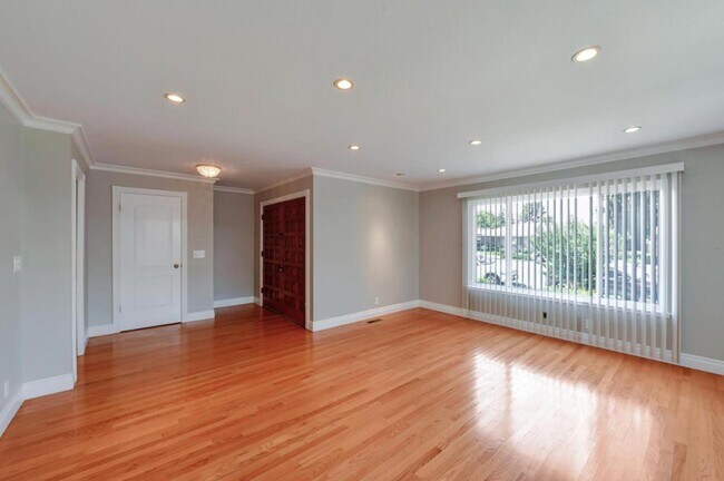 Building Photo - 6558 Crown Blvd