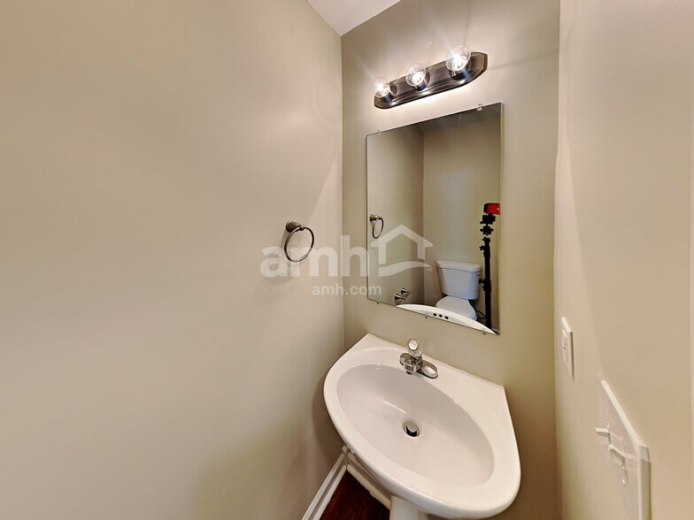 Building Photo - 4012 Wellington Ct