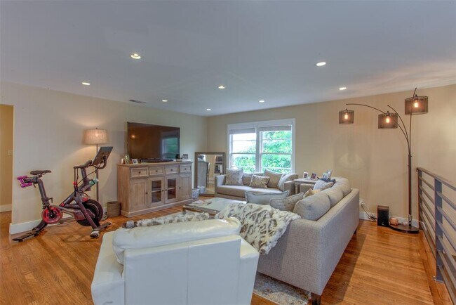 Building Photo - 2105 Rockridge Terrace