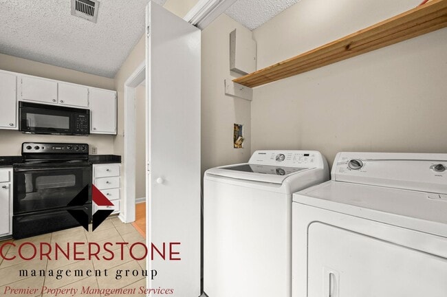 Building Photo - 2 Bed, 1.5 Bath located off of Brightside ...
