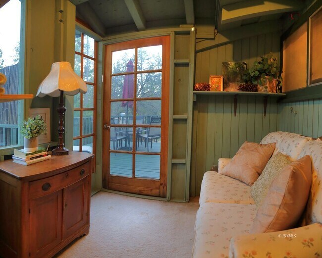 Building Photo - One Level House one mile from town close to hiking trails