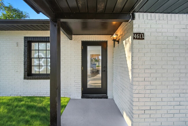 Building Photo - 4613 W Fair Oaks Ave