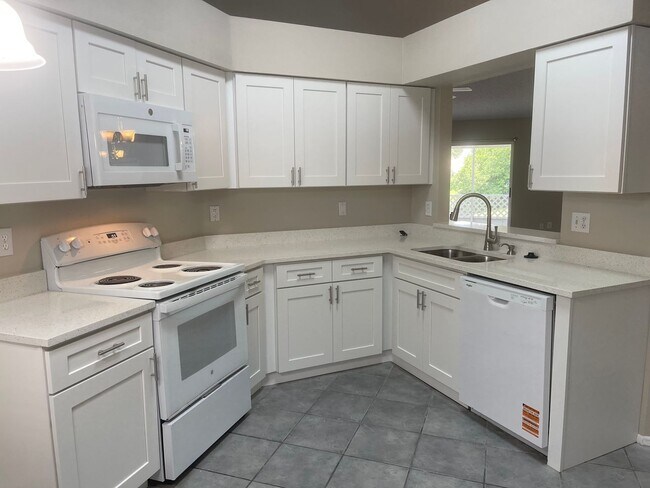 Building Photo - Quick Move in at this Brandon Home for Rent