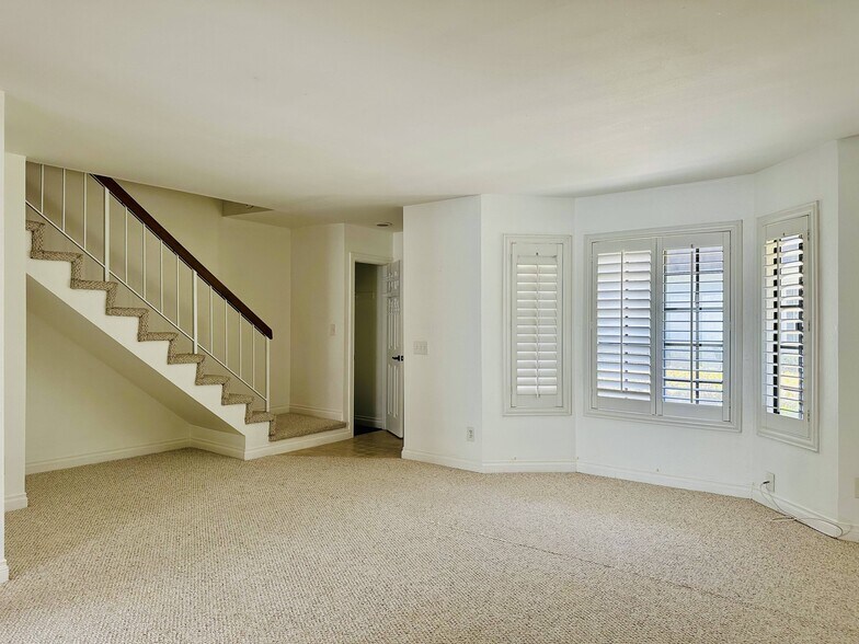 Building Photo - 2610 Huntington Dr