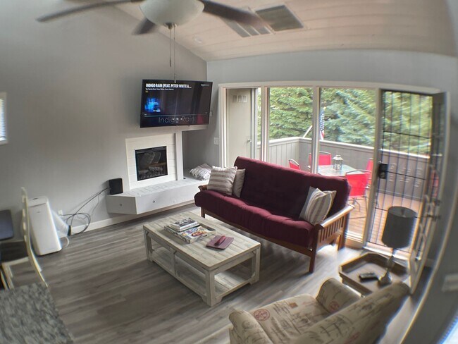 Building Photo - COMING SOON! Furnished 1-Bed 1-Bath Condo ...