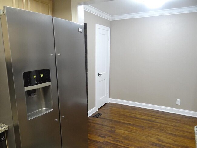 Building Photo - 912 E 32nd St