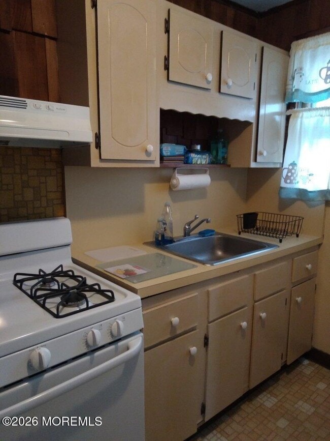 Building Photo - 10 Lake St