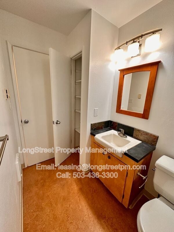Building Photo - 121 SE 30th Pl