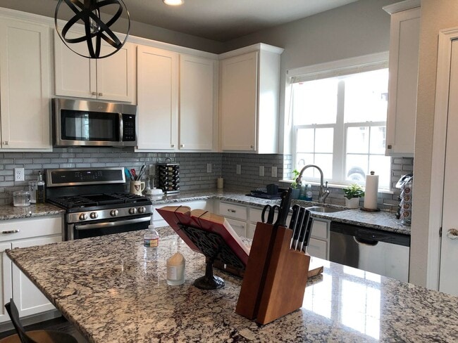 Building Photo - 3bd, 2.5ba 2car West Side Beauty, Built in 2019, Close to Downtown