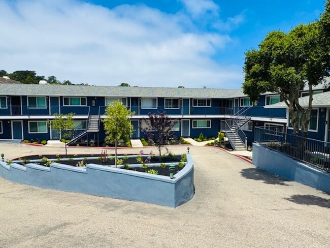 Building Photo - Upstairs beautifully renovated 1 bedroom 1 bath in the Monterey Sunbelt